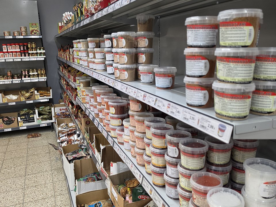 Käse und Feinkost im Kühlregal