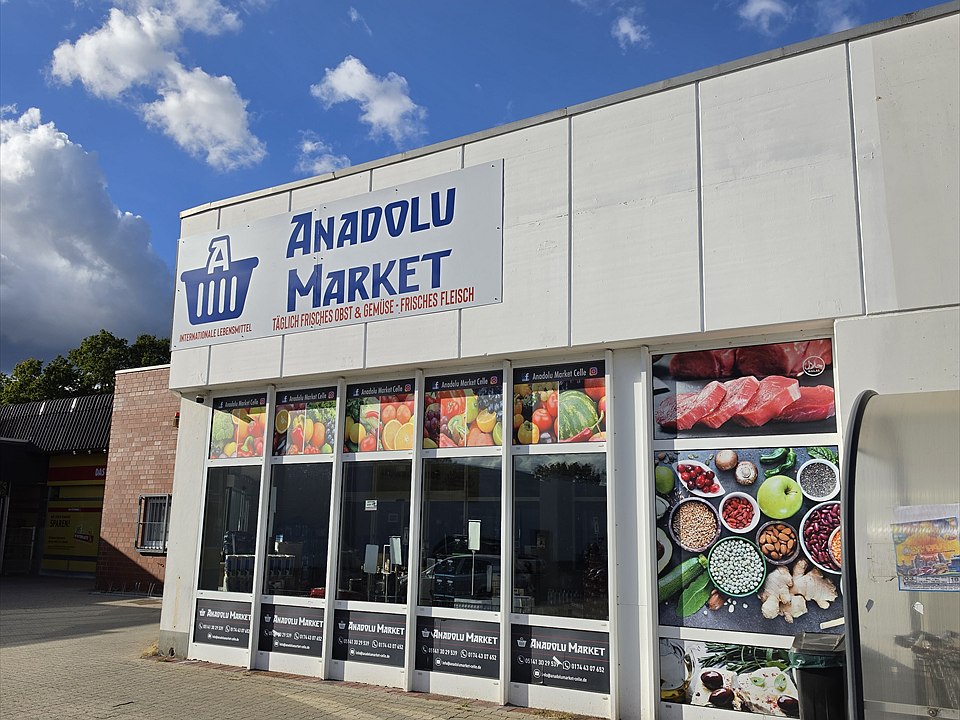 Anadolu Market von außen mit Produktgrafiken an der Fassade