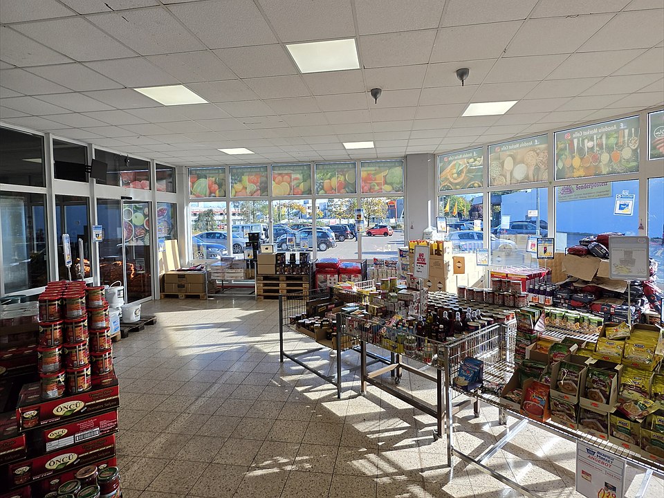 Verkaufsraum des Anadolu Market mit Blick zum Eingang