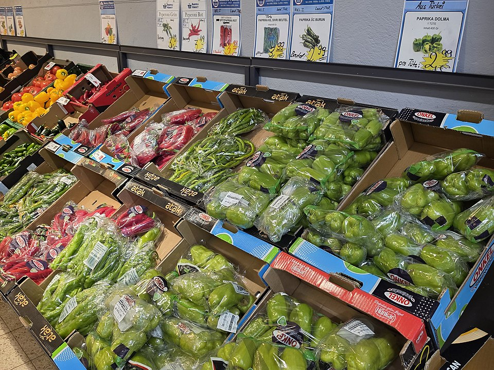 Frisches Obst und Gemüse in der Auslage des Anadolu Market